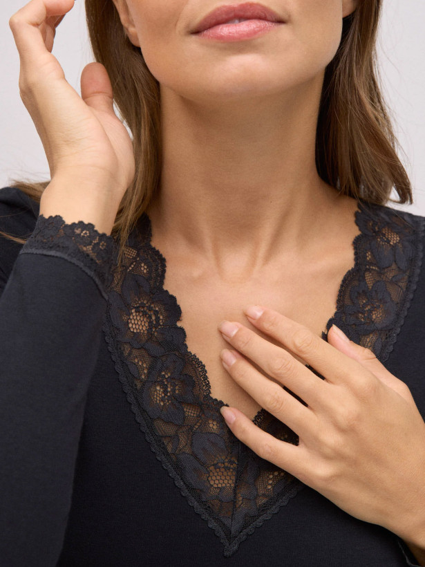 Langarm-Shirt Ysabel Mora 19483 – Baumwoll-Top mit Spitzen-V-Ausschnitt