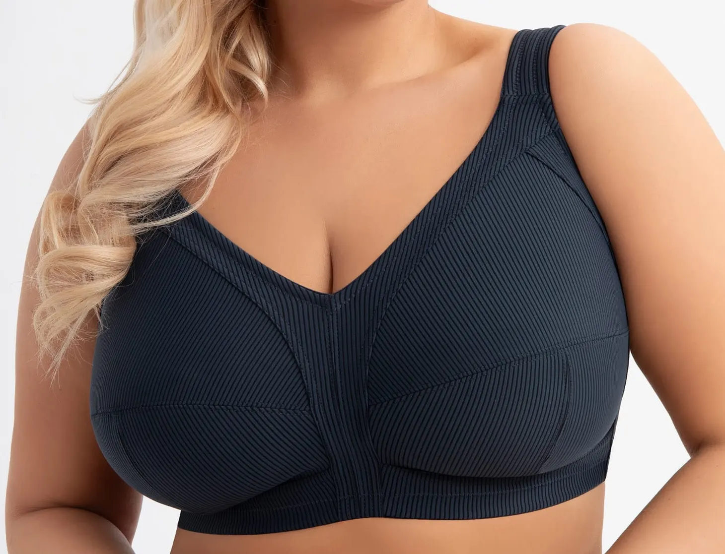 Seamed wireless soft bra with shaped cup panels and a firm underband taking over the underwire's work